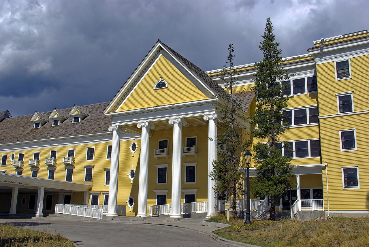 Yellowstone Park Lodging